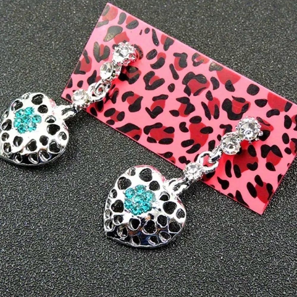 💕Beautiful Betsey Johnson dangle earrings 💕